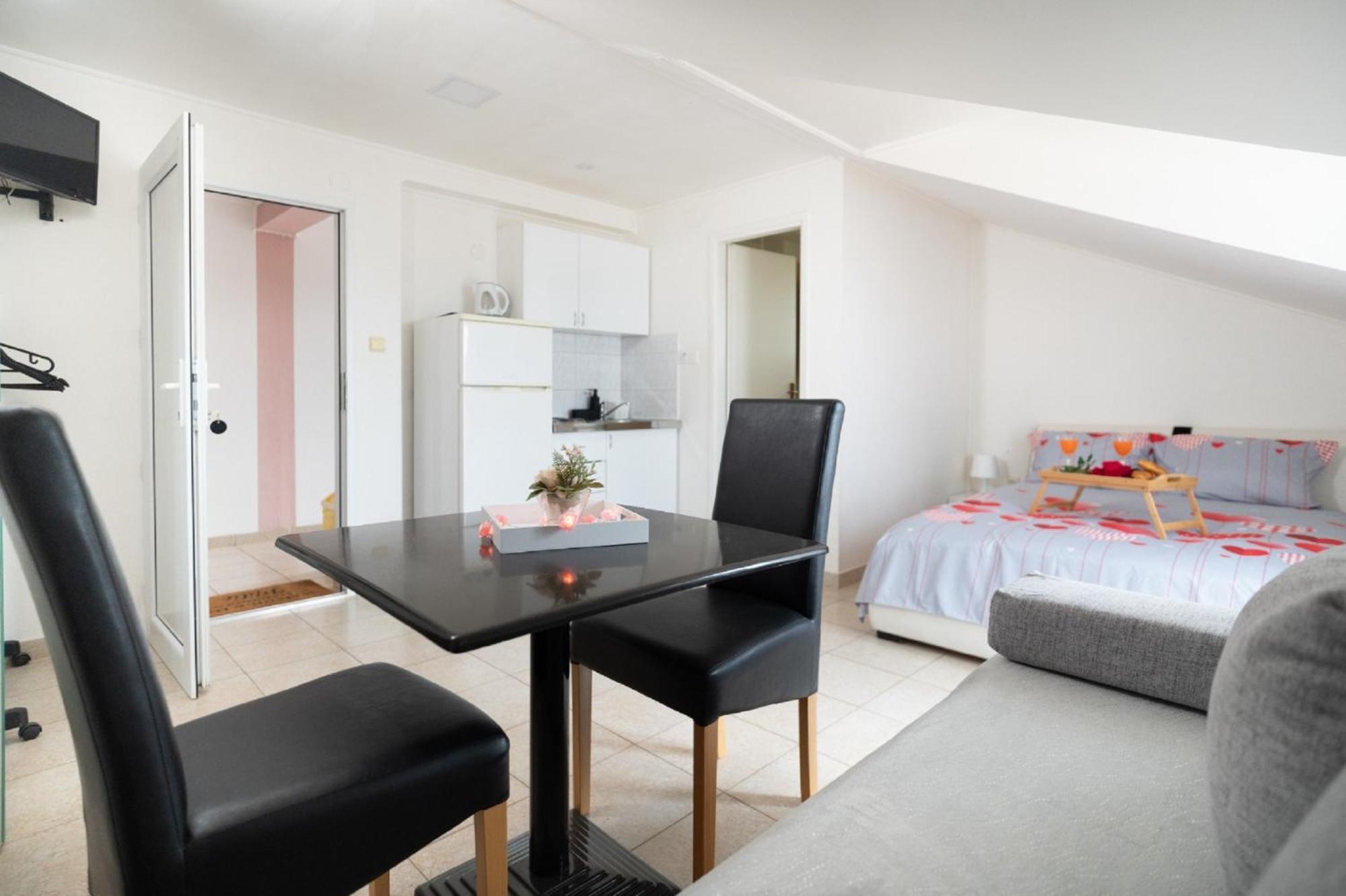 Apartments Milic Gornji Karin Bagian luar foto